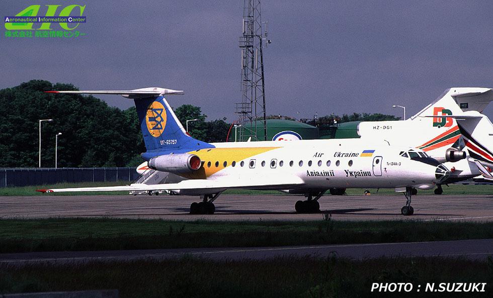 ソポレフ　Tu-134A-3　sn62215　UR-65757　エア・ウクライナ（2000年　ルートン空港）